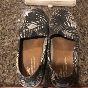 Women’s Toms size 9